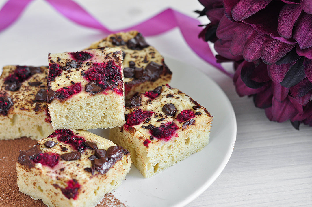 Raspberry-chocolate sponge cake
