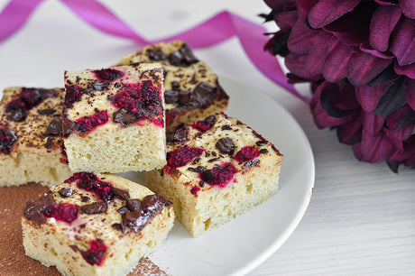 Raspberry-chocolate sponge cake